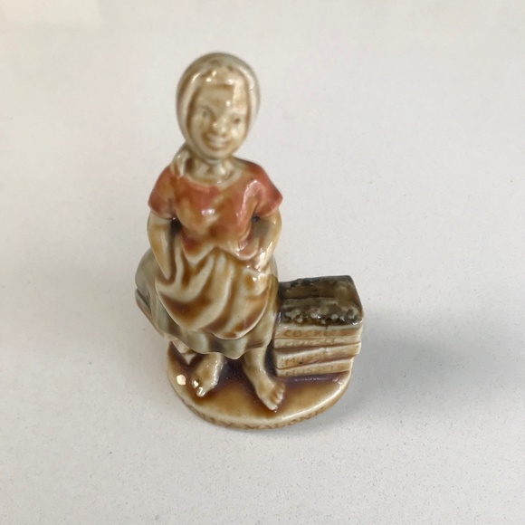 Vintage Wade Whimsies Irish Songs and Folk Tales Molly Malone Figurine - Picture 4 of 4